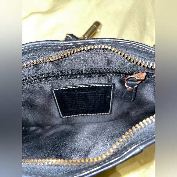 Small hobo bag… pebble leather authentic Coach purse with brass hardware - Picture 5 of 8